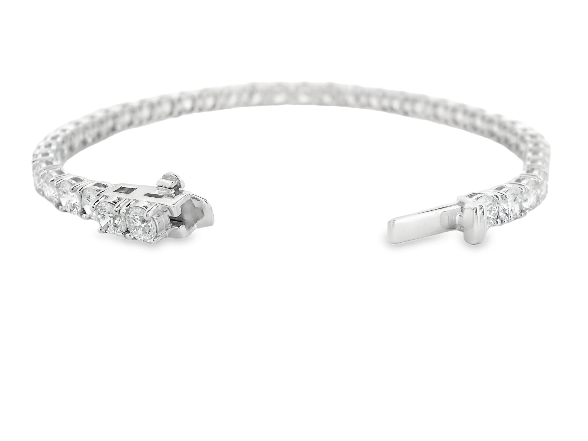 Elegant 14K White Gold Round Bracelet with Diamonds