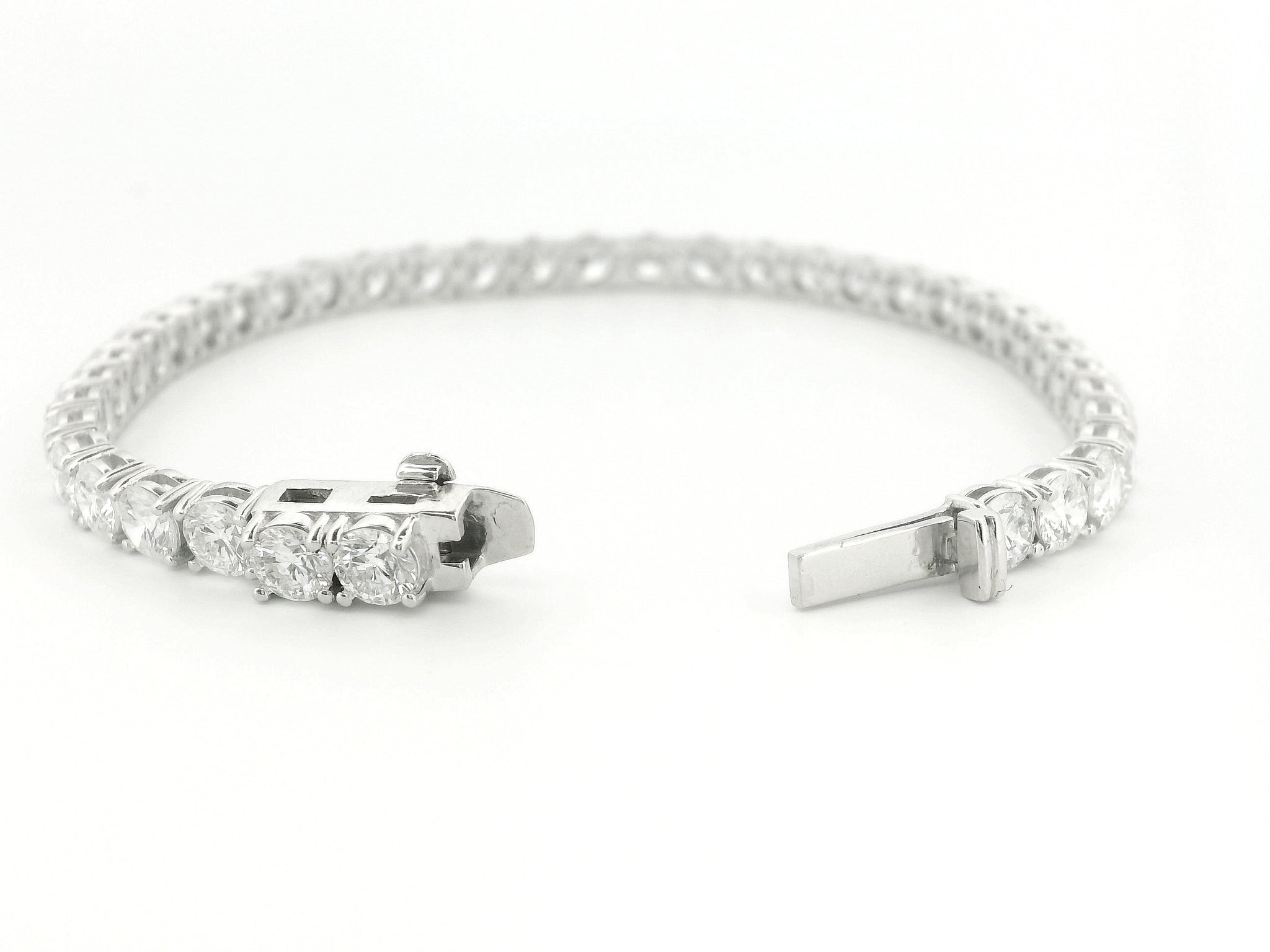 Elegant 14K White Gold Round Diamond Bracelet